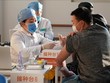 Nhân viên y tế tiêm chủng vaccine ngừa Covid-19 cho người dân tại Bắc Kinh, Trung Quốc. Ảnh: THX/TTXVN.