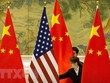 Quốc kỳ Trung Quốc và quốc kỳ Mỹ trước một phiên thảo luận về thỏa thuận thương mại Mỹ-Trung ở Bắc Kinh, Trung Quốc, ngày 14/2/2019. (Ảnh: AFP/TTXVN).