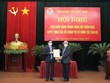 Trao quyết định của Bộ Kl991.com tải ứng dụng cho ông Lương Quốc Đoàn. (trái).