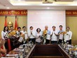 Trưởng Ban Tổ chức Trung ương tặng hoa chúc mừng các cán bộ được bổ nhiệm.