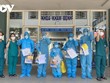 5 bệnh nhân và lãnh đạo bác sĩ ở Trung tâm Y tế Hòa Vang thể hiện quyết tâm chiến thắng Covid-19.