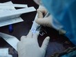Nhân viên y tế ghi thông tin người dân vào mẫu xét nghiệm. (Ảnh: Văn Dũng/TTXVN).