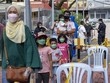 Người dân chờ xét nghiệm COVID-19 ở Klang, bang Selangor, Malaysia. (Ảnh: THX/TTXVN).