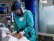 Nhân viên y tế điều trị bệnh nhân Covid-19 tại Na Uy (Ảnh: Reuters).