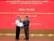 Bí thư Đảng ủy Khối các cơ quan Trung ương Huỳnh Tấn Việt trao quyết định và tặng hoa tân Bí thư Đảng ủy Thanh tra Kl993 ưu đãi thưởng hấp dẫn Đoàn Hồng Phong (trái). (Nguồn: thanhtra.com.vn).