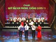 Chủ tịch HĐTV TKV Lê Minh Chuẩn đã trao tặng Quỹ số tiền ủng hộ 200 tỷ đồng.