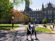 Sinh viên đeo khẩu trang phòng lây nhiễm Covid-19 tại Trường đại học Georgetown ở Washington, DC, Mỹ. Ảnh: Washingtonpost.com.