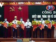 Bí thư Tỉnh ủy Quảng Bình Vũ Đại Thắng trao quyết định và tặng hoa chúc mừng các cán bộ được bổ nhiệm.