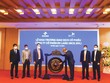 Ông Tạ Hoài Hạnh - CT HĐQT BV Land thực hiện nghi thức đánh cồng khai trương phiên giao dịch đầu tiên.