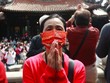 Người Hoa cầu nguyện thời Covid-19. Ảnh: Getty.
