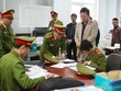 Lực lượng chức năng khám xét, thu giữ nhiều tài liệu liên quan đến sai phạm tại Ban Quản lý dự án Môi trường và Biến đổi khí hậu thành phố Đồng Hới.