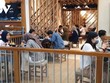 Các trung tâm thương mại tại Indonesia vẫn đông người dù đang thực hiện giãn cách.