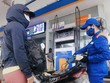 Nhân viên Petrolimex đang bán xăng cho khách hàng. (Ảnh: TTXVN).