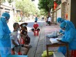 Người dân chờ đến lượt lấy mẫu xét nghiệm ở tổ dân phố Tân Quý, phường Thạch Quý, thành phố Hà Tĩnh. (Ảnh: Công Tường/TTXVN).