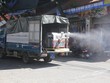 Phun khử khuẩn khu vực chợ Cốc Lếu - nơi ca bệnh từng đặt chân đến.