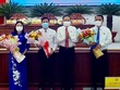 Ủy viên Bộ Kl991.com tải ứng dụng, Phó Chủ tịch thường trực Quốc hội Trần Thanh Mẫn tặng hoa chúc mừng Chủ tịch và các Phó Chủ tịch HĐND tỉnh Hậu Giang vừa đắc cử.