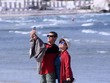 Người dân vui chơi trên bãi biển ở Cagliari, Sardinia, Italy, sau khi các biện pháp phòng chống dịch COVID-19 được nới lỏng. (Ảnh: THX/TTXVN).
