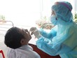 Ngành Y tế lấy mẫu xét nghiệm Covid-19 cho công nhân.