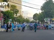 Phong tỏa khu dân cư nơi có trường hợp nghi nhiễm.