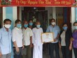 Cụ ông Nguyễn Văn Khai (thứ 5 từ trái sang), 100 tuổi, ngụ tại khóm Mỹ Thới, thị trấn Mỹ Thọ, huyện Cao Lãnh, Đồng Tháp, đã đóng góp tiền tiết kiệm cho Quỹ phòng, chống dịch bệnh COVID-19 và được Lãnh đạo Ủy ban MTTQ Việt Nam tỉnh Đồng Tháp đến trao Bằng khen Về hành động nhân ái ủng hộ phòng, chống dịch bệnh COVID-19. (Ảnh: TTXVN phát)