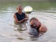 Chú cá heo may mắn được những người dân địa phương phát hiện và giải cứu.