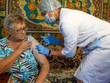 Một người phụ nữ được tiêm vaccine EpiVacCorona tại làng Talovka, quận Kamyshin, Nga. Ảnh: TASS.