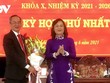 Bà Lê Thị Ái Nam - Phó Bí thư Thường trực Tỉnh ủy Bạc Liêu, nguyên Chủ tịch HĐND tỉnh Bạc Liêu khóa IX tặng hoa chúc mừng ông Lữ Văn Hùng đắc cử chức Chủ tịch HĐND tỉnh Bạc Liêu khóa X, nhiệm kỳ 2021-2026.