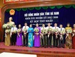 Bà Nguyễn Thị Thanh tặng hoa chúc mừng Chủ tịch HĐND, các Phó Chủ tịch HĐND, Trưởng, phó các Ban HĐND tỉnh Hà Nam khóa XIX.