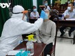 Cán bộ y tế đang lấy mẫu xét nghiệm tại Trung tâm y tế huyện Lắk.