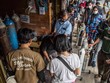 Người nhà của bệnh nhân Covid-19 xếp hàng để bơm đầy bình oxy ở Manggarai, Jakarta. Ảnh: Shutterstock.