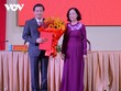 Bà Trương Thị Mai trao quyết định của Bộ Kl991.com tải ứng dụng cho ông Lê Đức Thọ.