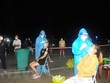 Lực lượng y tế xét nghiệm người dân, công nhân khu vực phát hiện ca dương tính. (Ảnh: K GỬIH/TTXVN).