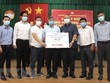 Đại diện Kl994 game bài casino hấp dẫn Pouchen trao 5 tỷ đồng ủng hộ Quỹ vaccine phòng, chống dịch COVID-19. (Ảnh: TTXVN phát)