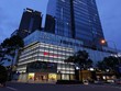 Tòa nhà Saigon Center, nơi thu hút đông đảo giới trẻ đến mua sắm, giờ đây vắng bóng người. (Ảnh: Thanh Vũ/TTXVN).
