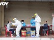 Lực lượng y tế tiến hành lấy mẫu các trường hợp liên quan đến ổ dịch ở chợ Tân An, quận Ninh Kiều, TP.Cần Thơ chiều 12/7.
