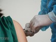 Cận cảnh tiêm vaccine phòng COVID-19 tại Bệnh viện Phổi Đà Nẵng. (Ảnh: Văn Dũng/TTXVN).