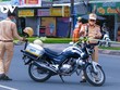Lực lượng chức năng giăng dây, kiểm soát chặt người ra vào và tuyên truyền, nhắc nhở người dân hạn chế ra đường khi không cần thiết.