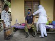 Một nhân viên y tế đang chuẩn bị tiêm vaccine Pfizer cho một nông dân ở bang Selangor. Ảnh: AP.