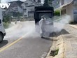 Lực lượng chức năng đang phun khử khuẩn tại khu vực nhà riêng của bệnh nhân.