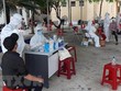 Cán bộ y tế test nhanh kháng nguyên SARS-CoV-2 cho lao động tại tỉnh Phú Yên. (Ảnh: TTXVN).