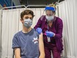 Một thiếu niên 16 tuổi được tiêm vaccine ngừa COVID-19 của Pfizer/BioNTech. (Ảnh: AFP/TTXVN).