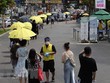 Người dân xếp hàng chờ xét nghiệm COVID-19 tại Seoul, Hàn Quốc, ngày 13/7/2021. (Nguồn: Yonhap/TTXVN).