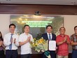 Ông Vũ Văn Thắng – Chủ tịch HĐQT trao Quyết định bổ nhiệm và Lãnh đạo PVI Holdings tặng hoa chúc mừng ông Trịnh Anh Tuấn.