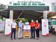 Ông Trần Đình Quân, Chủ tịch kiêm Tổng Giám đốc Dai-ichi Life Việt Nam (áo thun đỏ) trao tặng máy trợ thở đa năng Savina 300 (Select) cho Bác sĩ Trần Văn Khanh, Giám đốc Bệnh viện Lê Văn Thịnh.