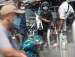 Người dân chờ nạp đầy bình oxy để cung cấp cho bệnh nhân COVID-19 tại Jakarta (Indonesia), ngày 5/7/2021. (Ảnh: THX/TTXVN).