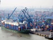 Giá thuê container tăng vọt, song không dễ thuê được.