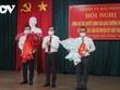 Ông Trần Lưu Quang, Bí thư Thành ủy Hải Phòng trao Quyết định và tặng hoa ông Phạm Văn Thép, tân Bí thư Huyện ủy Thủy Nguyên (ngoài cùng bên trái).