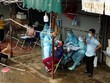Lực lượng chức năng lấy mẫu xét nghiệm cho các tiểu thương tại chợ Phùng Khoang (Ảnh: Lê Thắng).