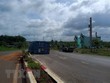 Thùng container bị văng giữa đường. (Ảnh: TTXVN).