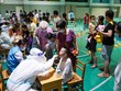 Các nhân viên y tế lấy mẫu xét nghiệm cho người dân tại thành phố Nam Kinh, tỉnh Giang Tô ngày 21/7/2021. Ảnh: Tân Hoa xã.